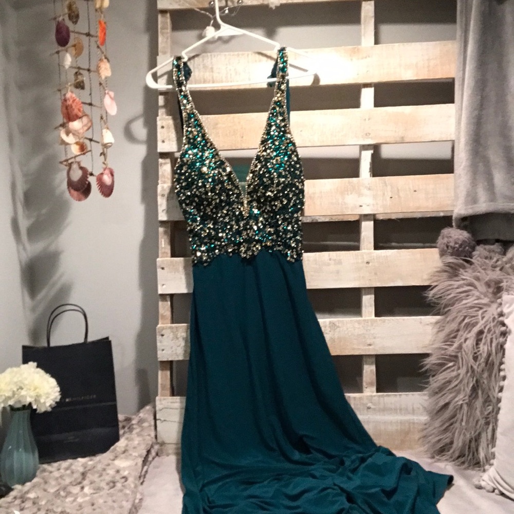 Gorgeous 😍 Emerald Green Prom Dress